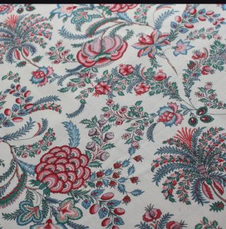 Tela de algodón con estampado floral