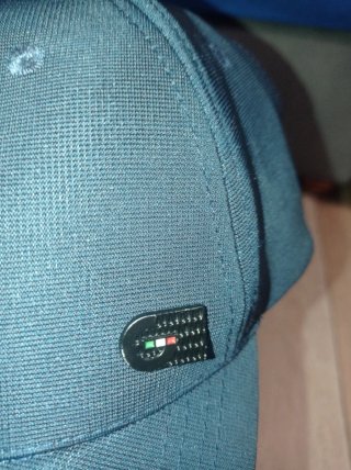 Es una gorra azul