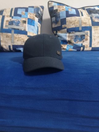 Es una gorra azul