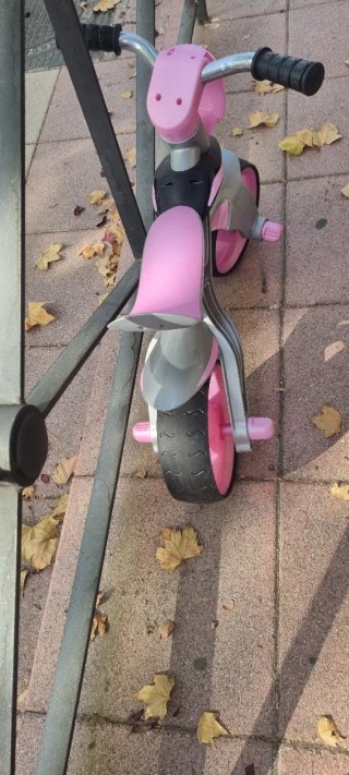 Bicicleta sin pedales rosa