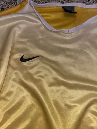 Camiseta Nike Deportiva Dorada