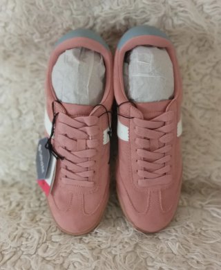 Zapatillas deportivas rosas y blancas