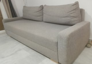 Sofá-cama gris grande con almacenaje