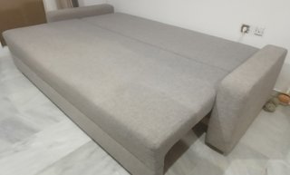 Sofá-cama gris grande con almacenaje