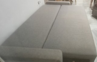 Sofá-cama gris grande con almacenaje