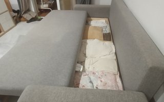 Sofá-cama gris grande con almacenaje