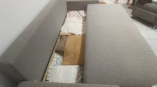 Sofá-cama gris grande con almacenaje