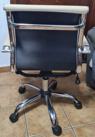 Silla de oficina beige con ruedas