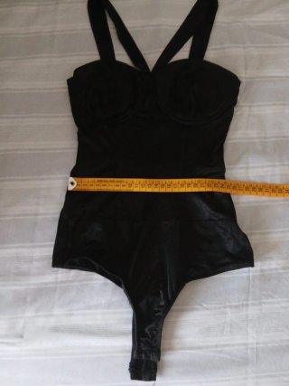 Body negro con tirantes cruzados