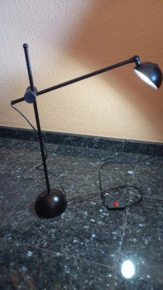 Lámpara de mesa negra articulada