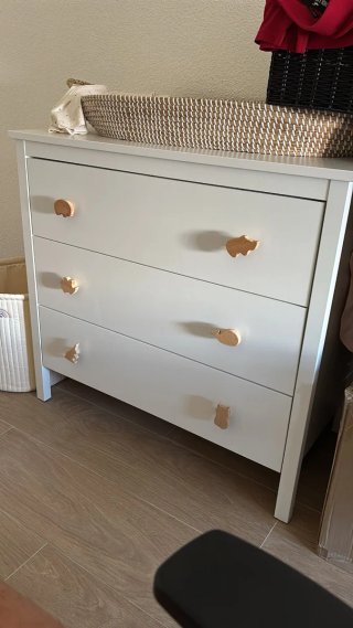 Cómoda infantil de madera con tiradores