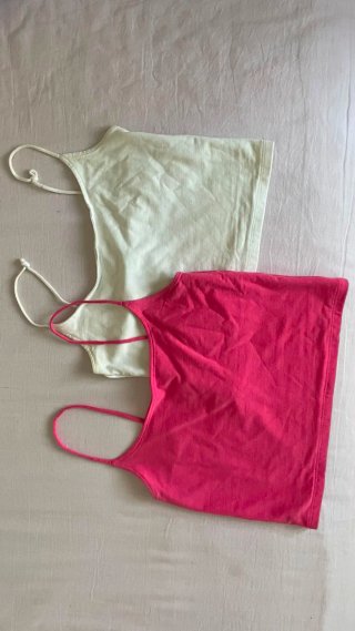 Camisetas sin mangas rosa y amarilla
