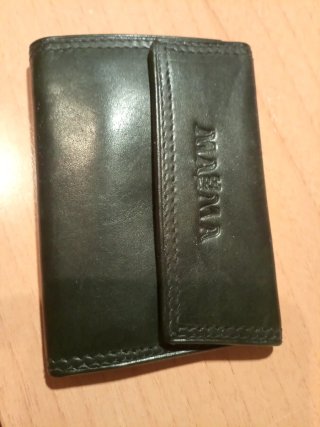 Cartera y llavero de cuero negro