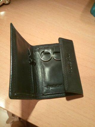 Cartera y llavero de cuero negro