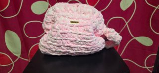 Bolso de crochet rosa y blanco
