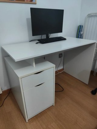 Mesa de escritorio blanca con cajonera