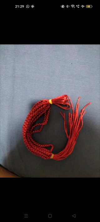 Pulseras de seda rojas