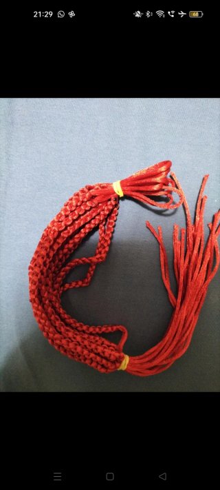 Pulseras de seda rojas
