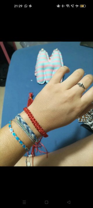 Pulseras de seda rojas