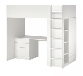 Cama alta blanca con escritorio y armario.