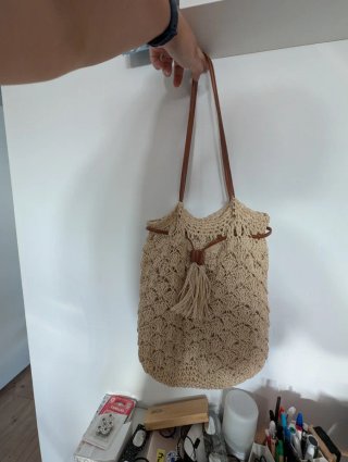 Bolso de crochet con asas de cuero