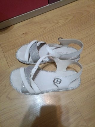 Sandalias niña plateadas y blancas T.35