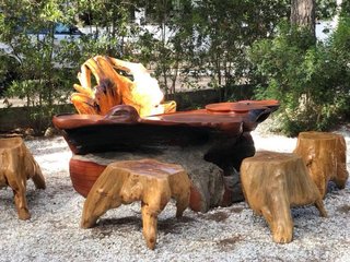 Conjunto Mesa Escultórica Buda, Sillón y 4 Taburet