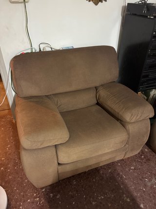 Sillón de tela marrón resistente