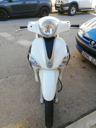 Piaggio Scooter Blanco tiene los dos espejos