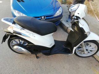Piaggio Scooter Blanco tiene los dos espejos