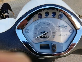 Piaggio Scooter Blanco tiene los dos espejos