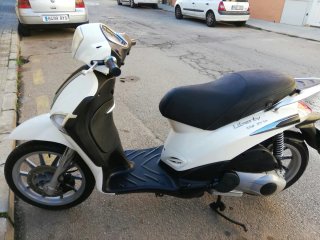 Piaggio Scooter Blanco tiene los dos espejos