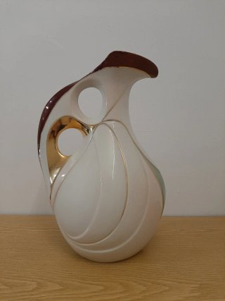 Jarrón de porcelana blanco y dorado.