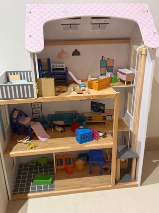 Casita de muñecas de madera