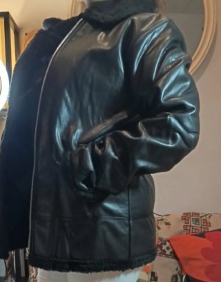 Casaca negra con forro de borrego