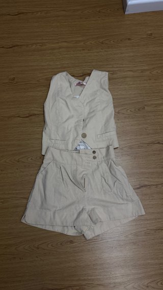 Conjunto chaleco y shorts vestir beige