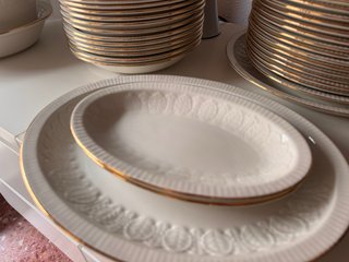 Vajilla de porcelana blanca y dorada PONTESA