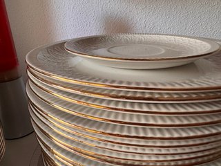 Vajilla de porcelana blanca y dorada PONTESA