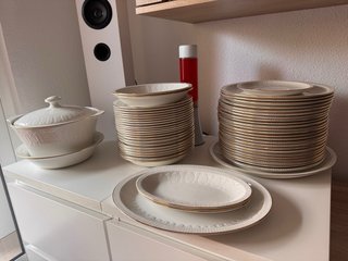 Vajilla de porcelana blanca y dorada PONTESA