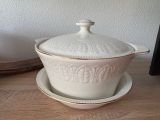 Vajilla de porcelana blanca y dorada PONTESA