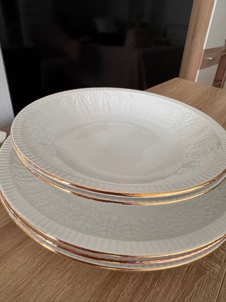 Vajilla de porcelana blanca y dorada PONTESA