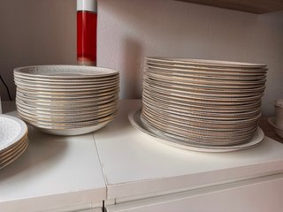 Vajilla de porcelana blanca y dorada PONTESA