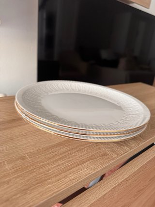 Vajilla de porcelana blanca y dorada PONTESA