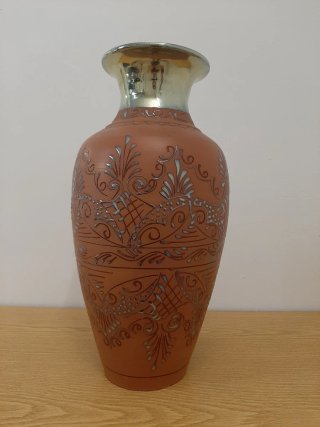 Jarrón terracota y metal decorado