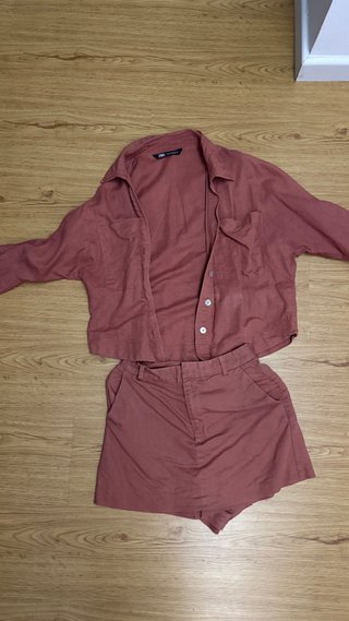 Conjunto Zara: Camisa y falda corta