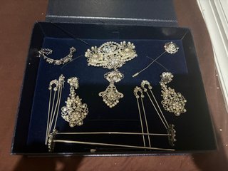 Aderezo y complementos fallera plata con perlas