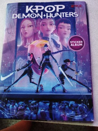 Cromos Kpop Demon Hunters Sticker Album