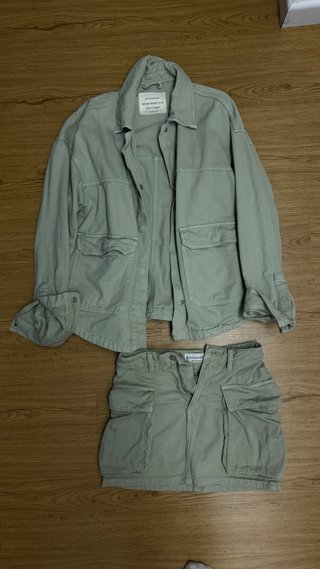 Conjunto Stradivarius Chaqueta y Falda Cargo Verde