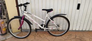 Bicicleta de chica blanca y morada