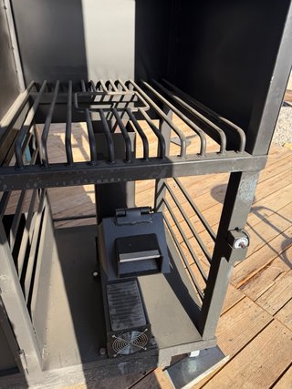 Barbacoa de metal con ruedas